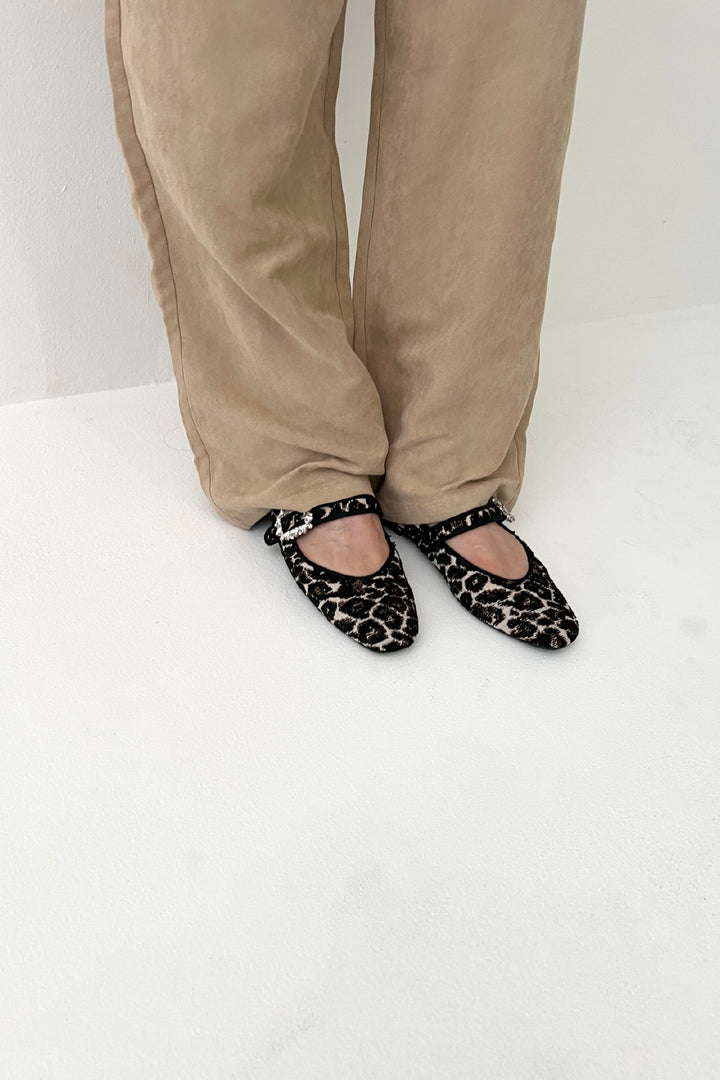 ヒョウ柄ビジュー付きフラットシューズ　ロッタデザイン　スクエアビジューストラップ ヒョウ柄ビジュー付きフラットシューズ ロッタデザイン スクエア
