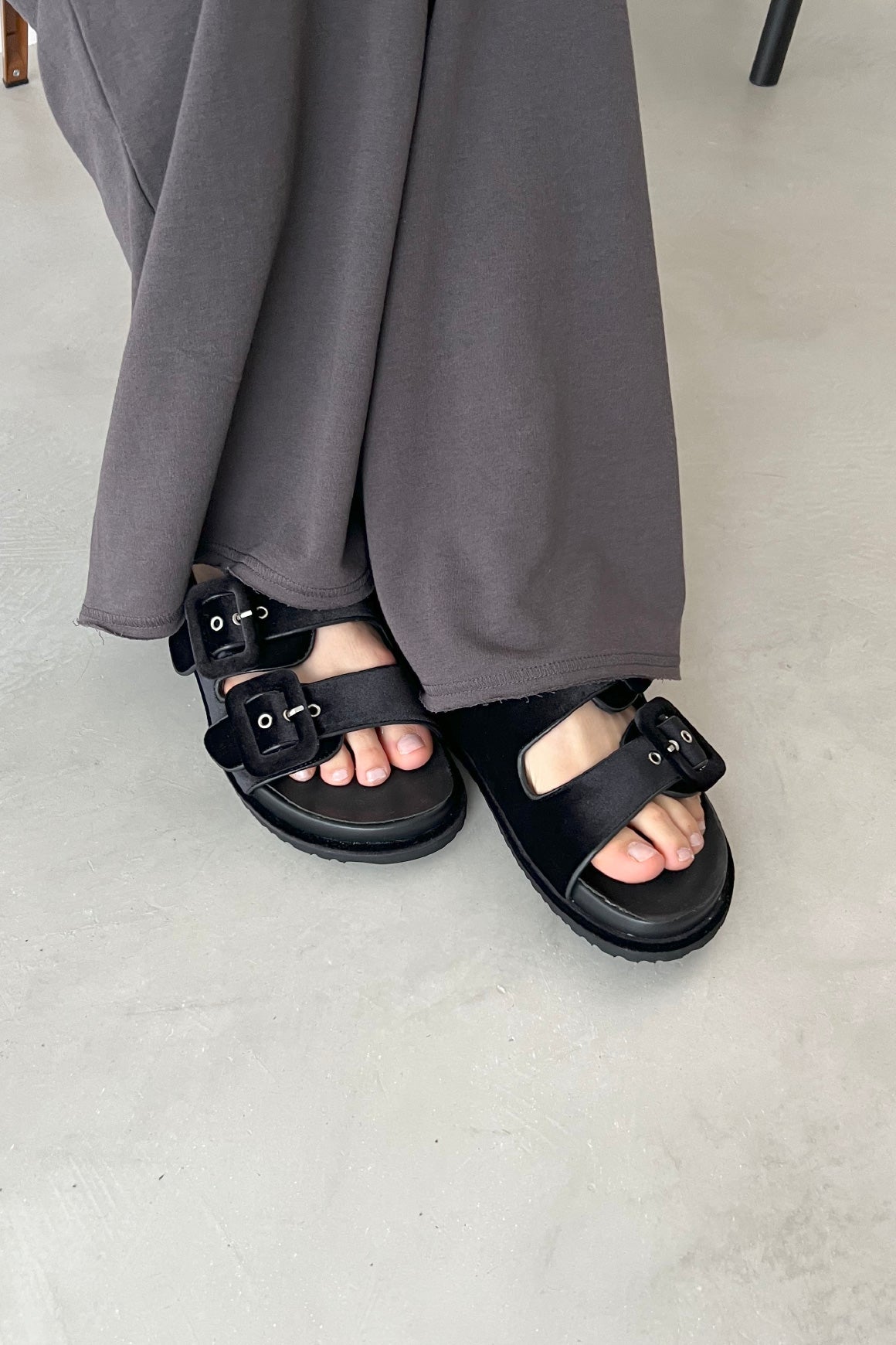 ロッタデザイン　フラットフリルミュール　ブラック VERIZZO】レースフラットシューズ（シューズ）｜MANOLO BLAHNIK