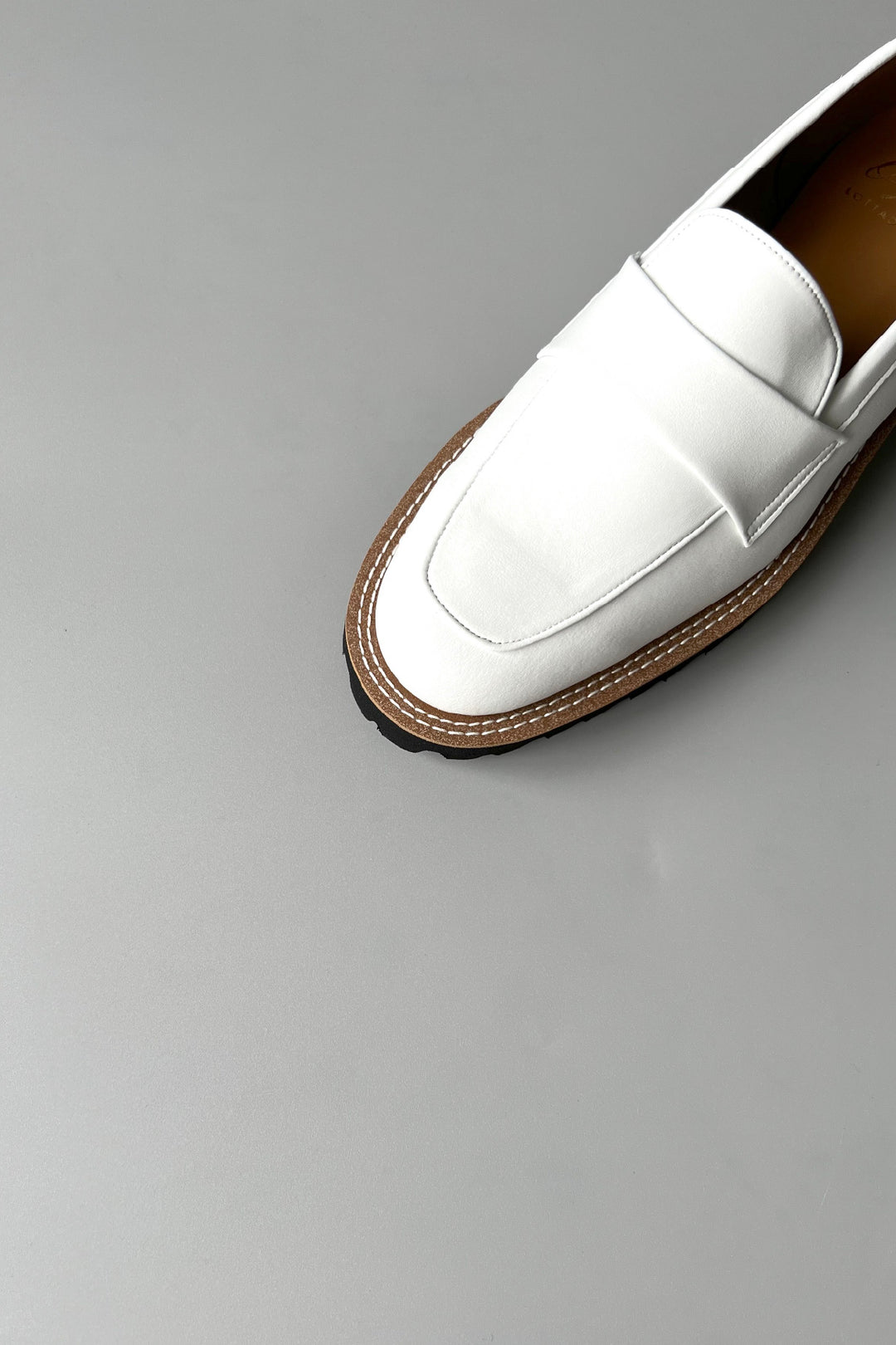 ABBY-トラックソールローファー エナメルローファー ホワイト 晴雨兼用