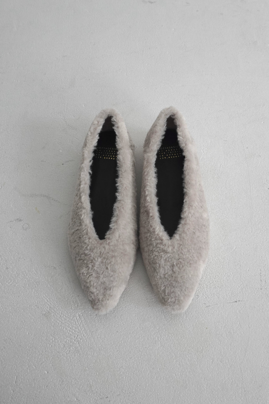 【ELINE】Vカットフラット　（受注商品）