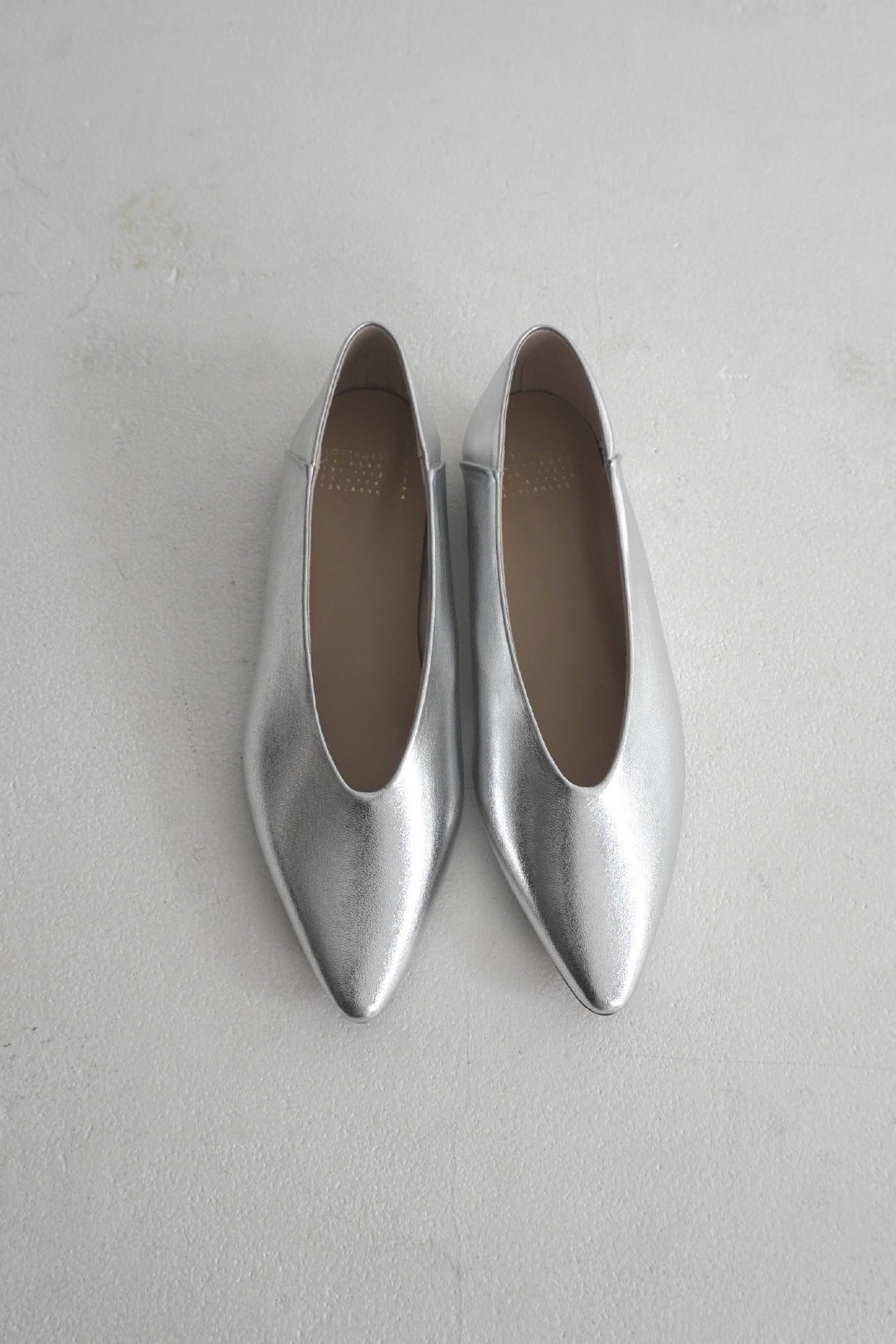 【ELINE】Vカットフラット　（受注商品）