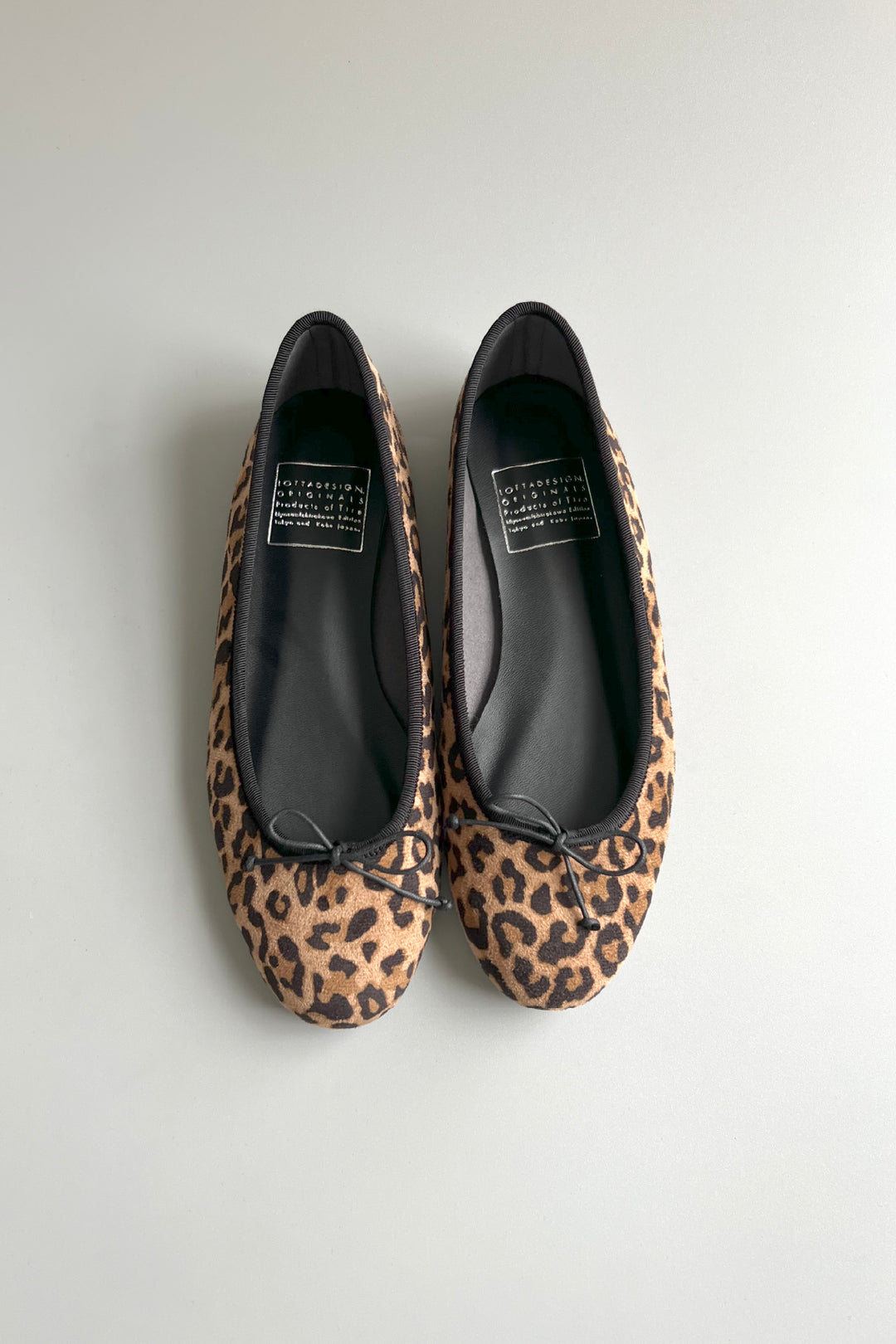 ヒョウ柄ビジュー付きフラットシューズ　ロッタデザイン　スクエアビジューストラップ ヒョウ柄ビジュー付きフラットシューズ ロッタデザイン スクエア