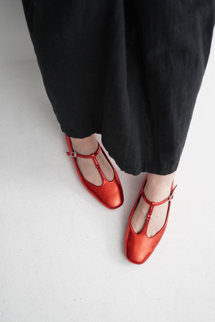 【KATE】T-Strap Flat Shoes, Square Toe, All-Weather Use ■Black E/Silver