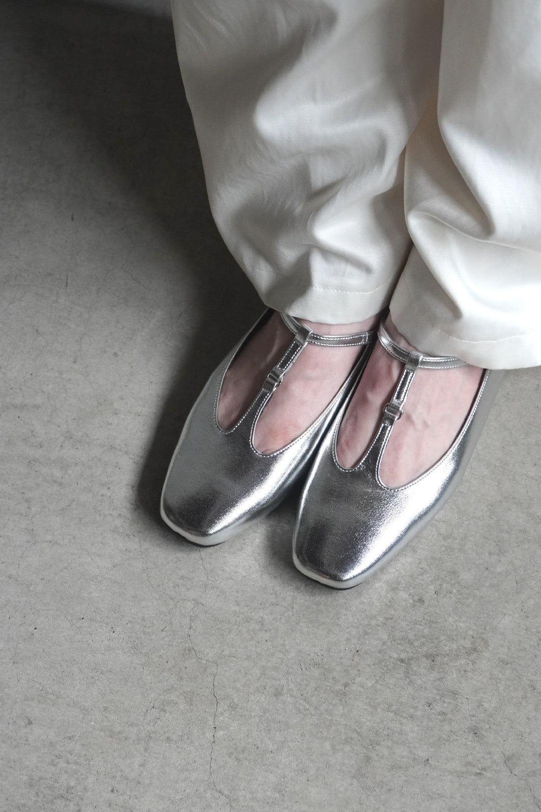 【KATE】T-Strap Flat Shoes, Square Toe, All-Weather Use ■Black E/Silver