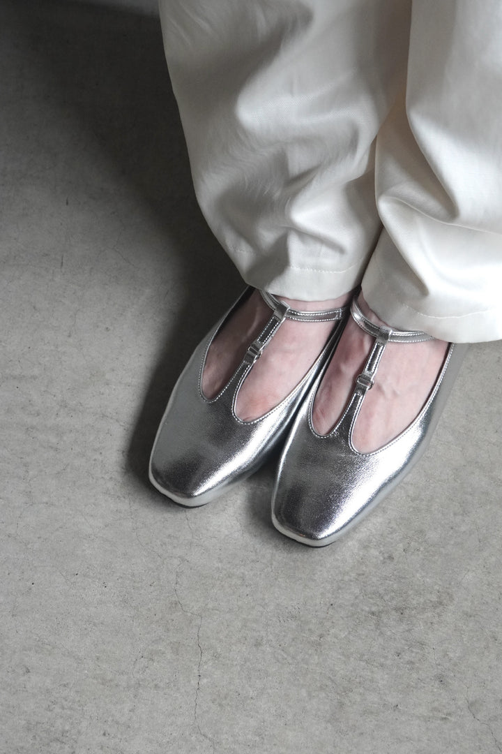 【KATE】T-Strap Flat Shoes, Square Toe, All-Weather Use ■Black E/Silver