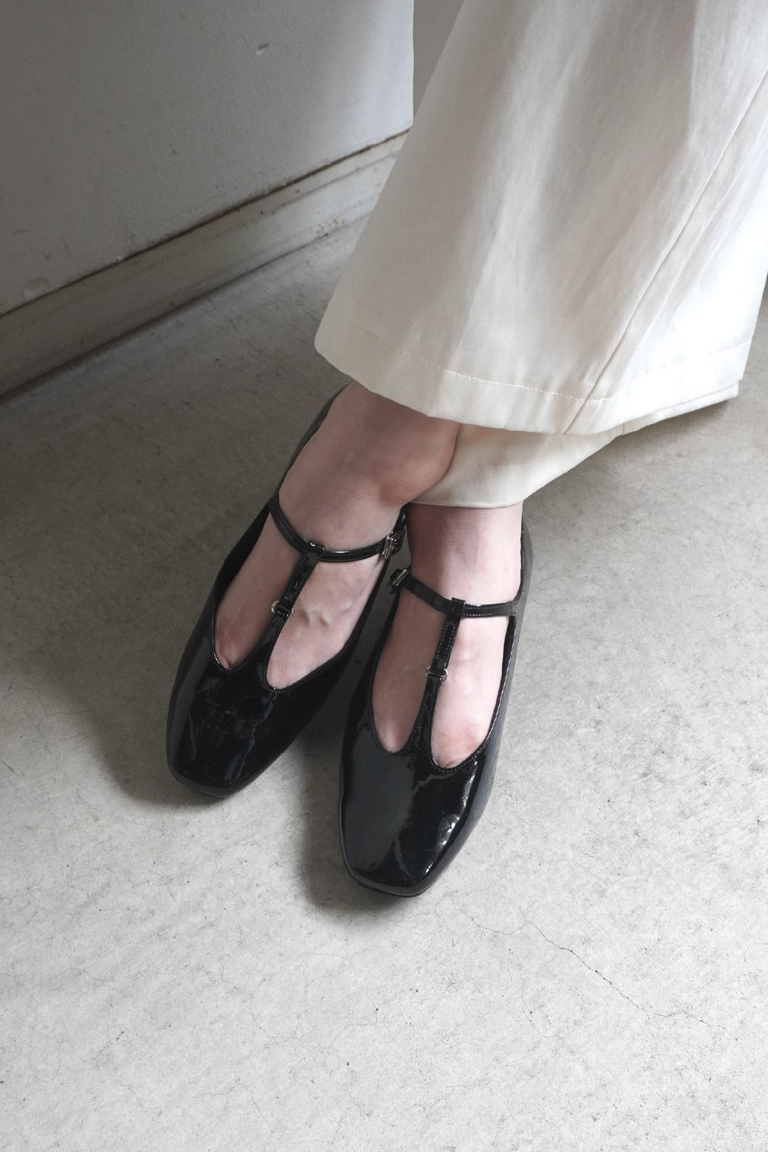 【KATE】T-Strap Flat Shoes, Square Toe, All-Weather Use ■Black E/Silver