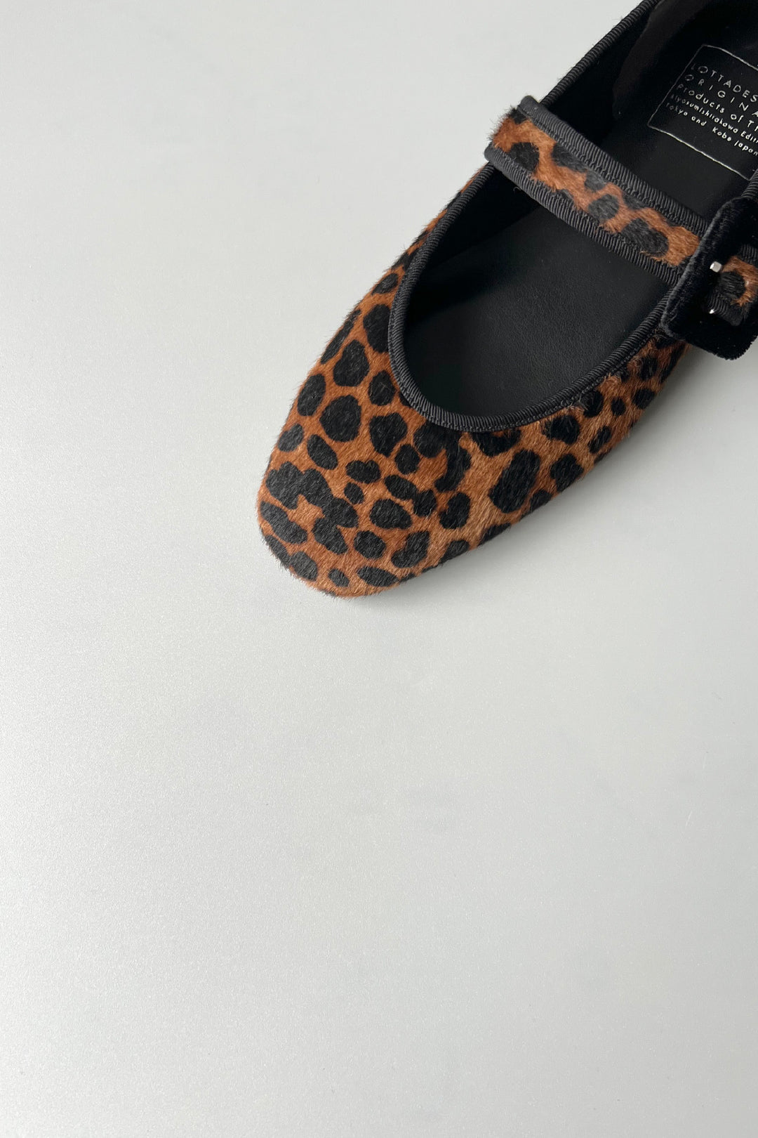 ヒョウ柄ビジュー付きフラットシューズ　ロッタデザイン　スクエアビジューストラップ ヒョウ柄ビジュー付きフラットシューズロッタデザインスクエアビジュー