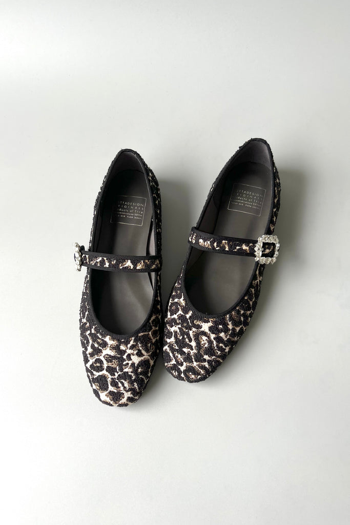 ヒョウ柄ビジュー付きフラットシューズ　ロッタデザイン　スクエアビジューストラップ ロッタデザイン スクエア ビジューストラップ バレエシューズ ［NELU