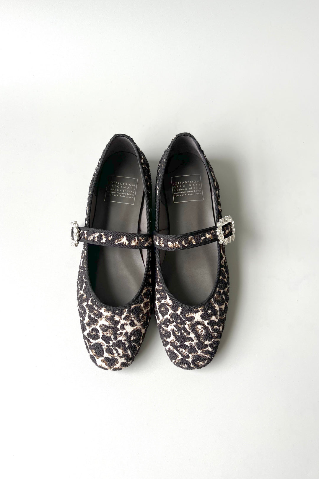 ヒョウ柄ビジュー付きフラットシューズ　ロッタデザイン　スクエアビジューストラップ ロッタデザイン スクエア ビジューストラップ バレエシューズ ［NELU