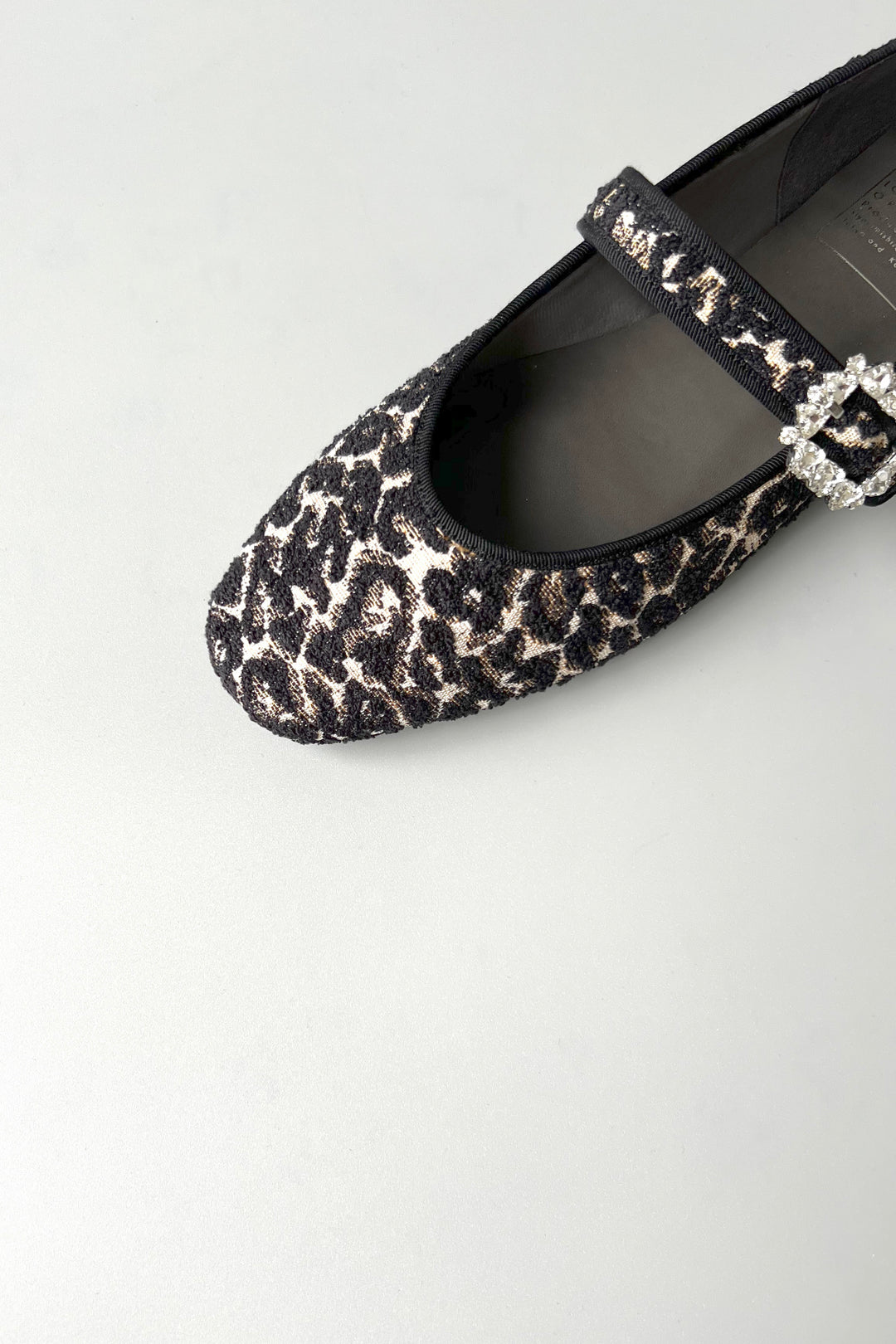 ヒョウ柄ビジュー付きフラットシューズ　ロッタデザイン　スクエアビジューストラップ ロッタデザイン スクエア ビジューストラップ バレエシューズ ［NELU