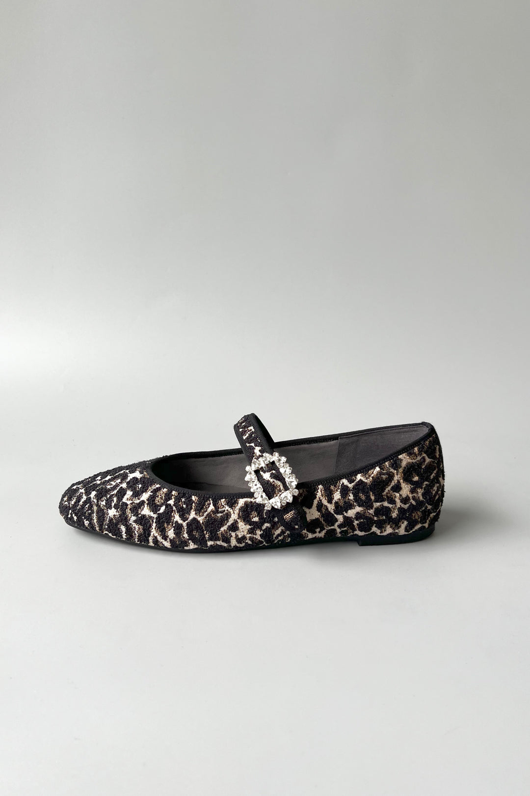 ヒョウ柄ビジュー付きフラットシューズ　ロッタデザイン　スクエアビジューストラップ ロッタデザイン スクエア ビジューストラップ バレエシューズ ［NELU