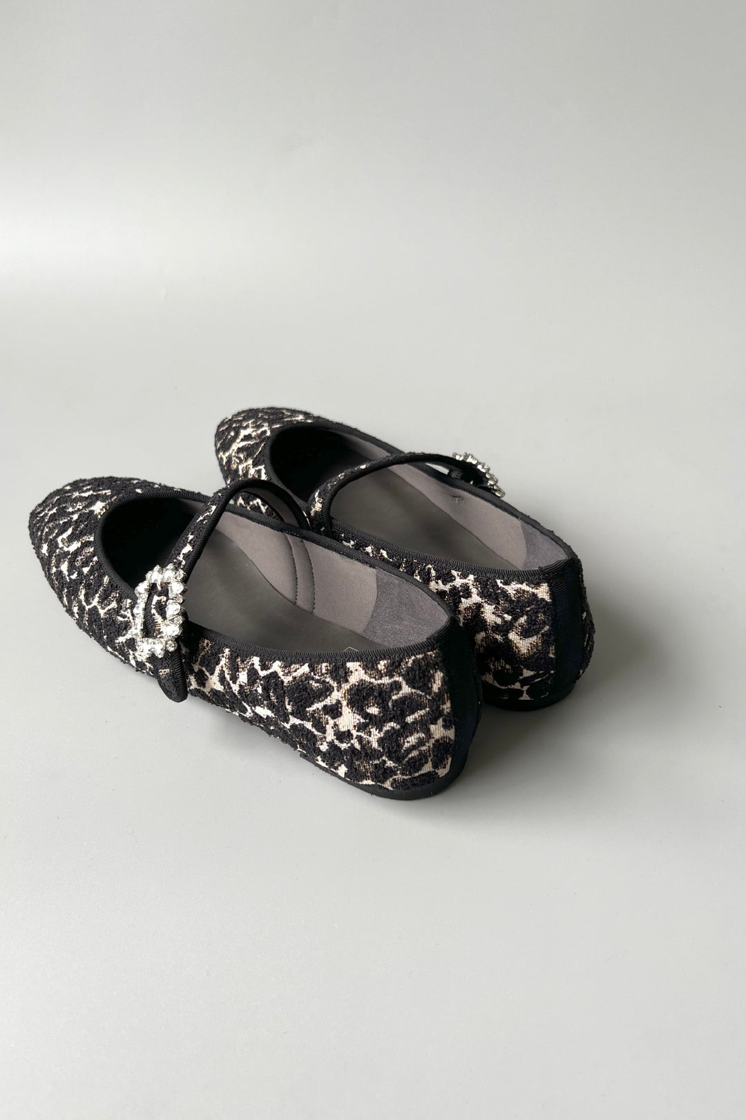 ロッタデザイン スクエア ビジューストラップ バレエシューズ ［NELU