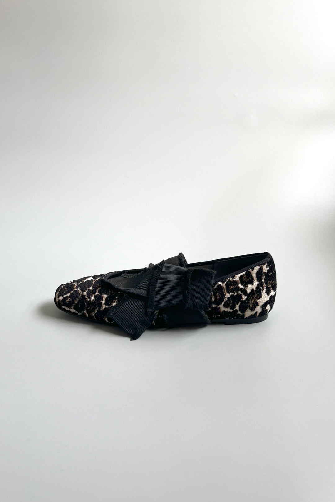 ロッタデザイン スクエア ビジューストラップ バレエシューズ ［NELU